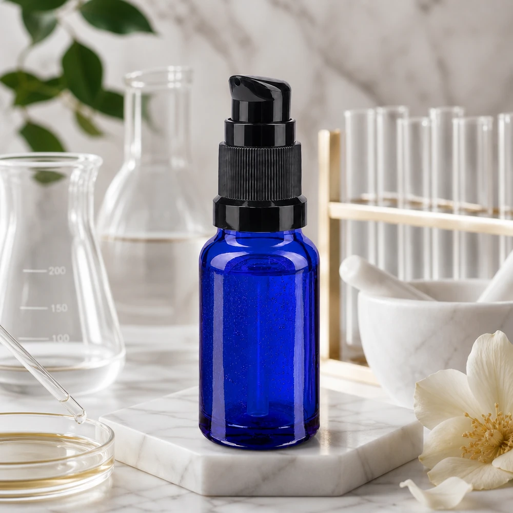 Botella de farmacia azul 10ml tapa de la bomba negro estándar Frasco azul con dosificador de 10 ml, fabricado en vidrio de farmacia STD, con dosificador negro, en un entorno de laboratorio