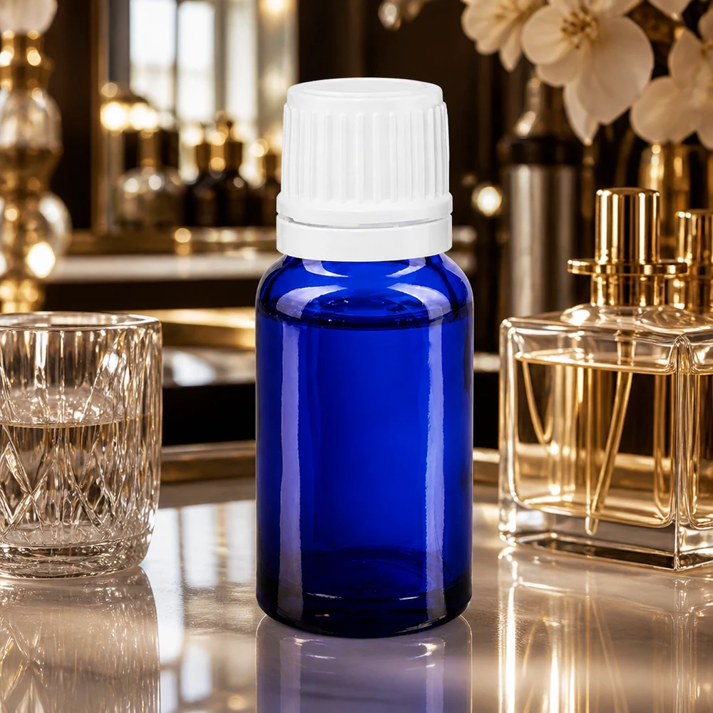 Frasco de cristal de farmacia azul oscuro de 10 ml con tapón de rosca blanco sobre una mesa de mármol
