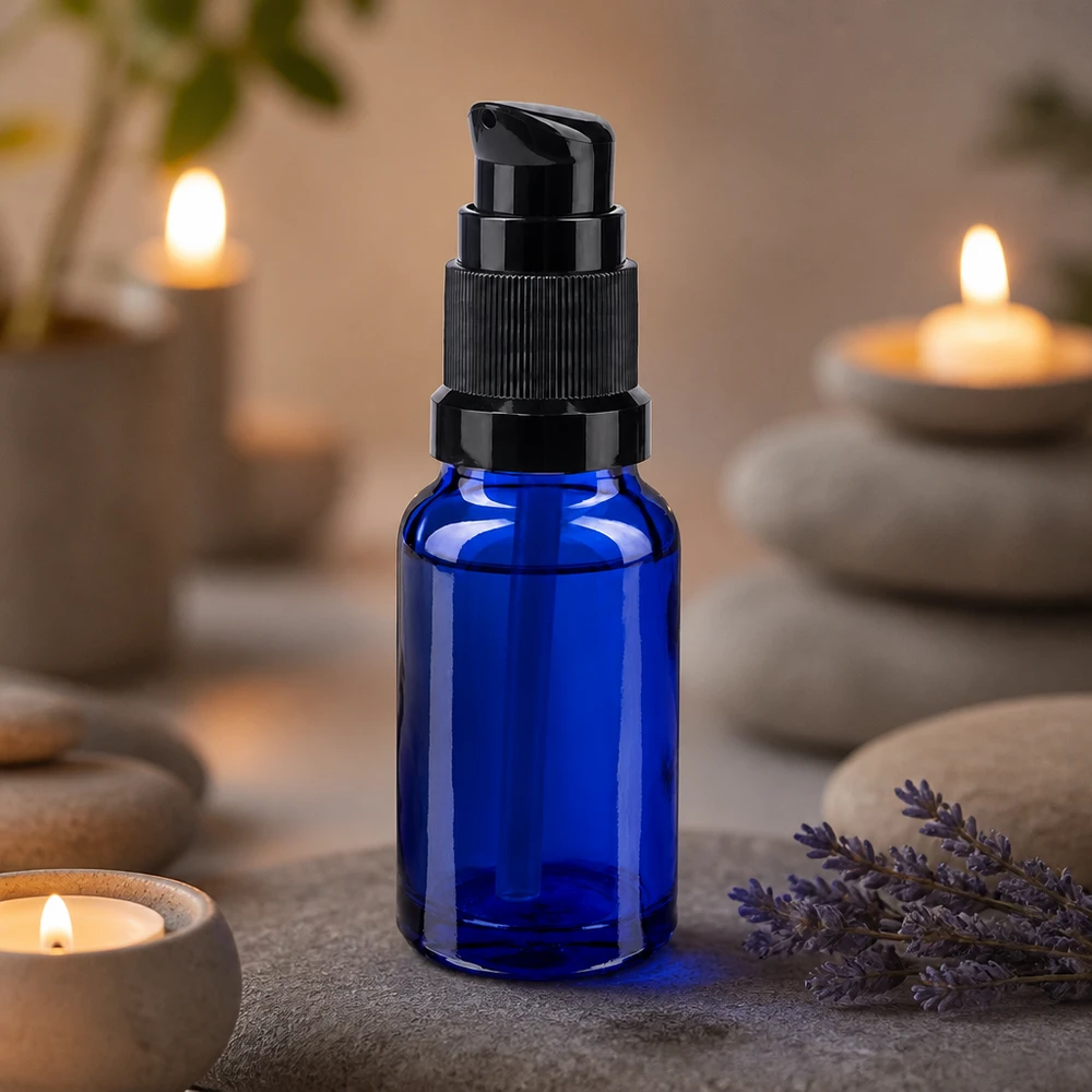 Botella de farmacia azul 10ml tapa de la bomba negro estándar Frasco de farmacia azul de 10 ml con tapón dosificador negro, junto a lavanda y velas