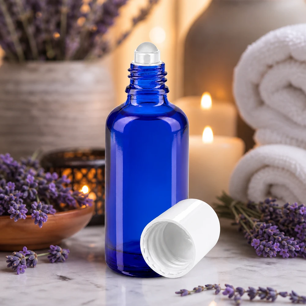 Frasco roll-on azul cobalto de 50 ml con bola de acero inoxidable transparente y tapón de rosca blanco, fabricado en vidrio de farmacia