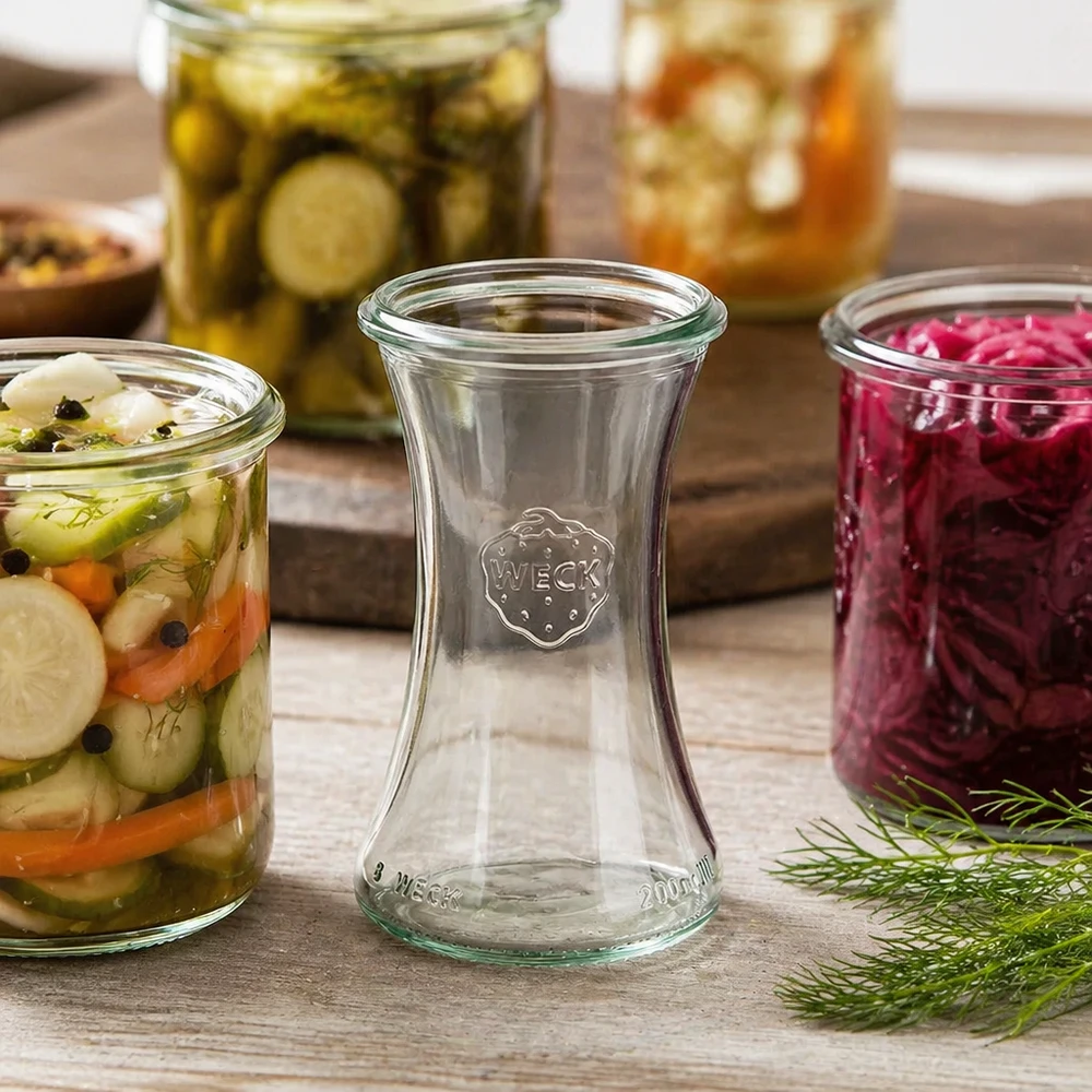 WECK RR60 tarro delicatessen 200ml entre coloridos tarros de verduras en escabeche y tarros de conserva sobre base de madera