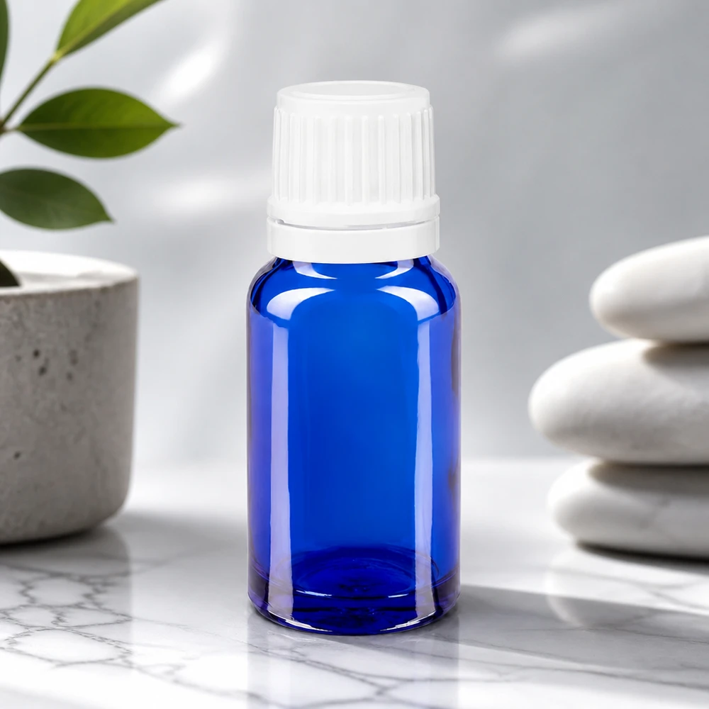 Frasco cuentagotas ApoGlas azul de 10 ml con tapón de seguridad para niños blanco sobre fondo de mármol