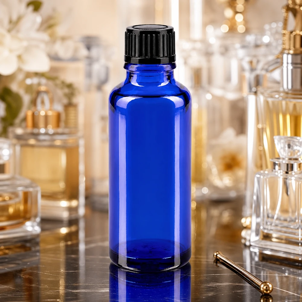 Pequeño frasco de cristal azul de 30 ml con tapón de rosca negro, inspirado en los elegantes frascos de perfume