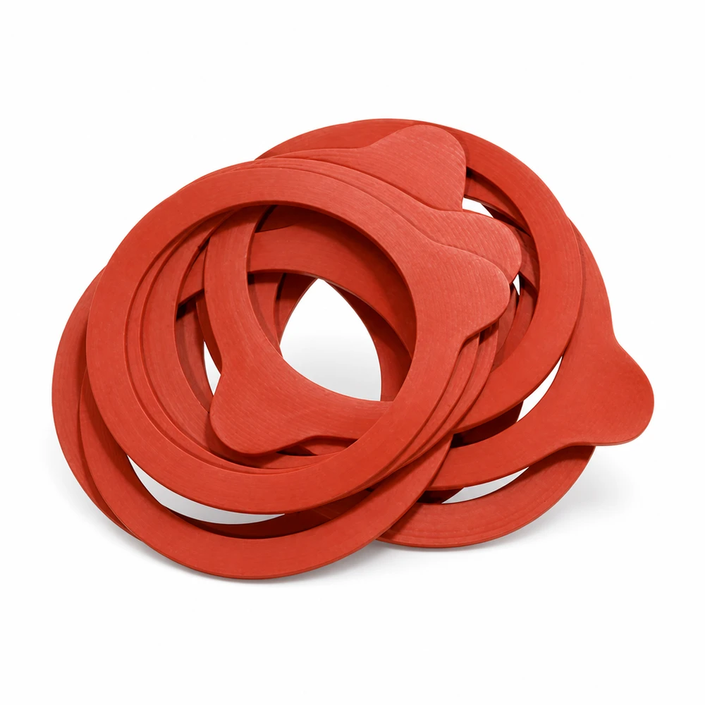 Anillo de conservación de caucho natural RR100 Stapel roter Naturgummi-Einkochringe RR100 vor weißem Hintergrund zeigt hochwertige Qualität und Flexibilität