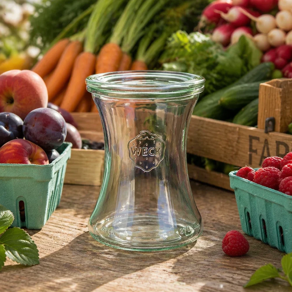 Tarro de cristal para productos delicados de 370 ml con tapa de cristal WECK RR80 WECK delicatessen tarro 370ml RR80 vacío sobre mesa de madera entre frutas y verduras frescas muestra uso natural