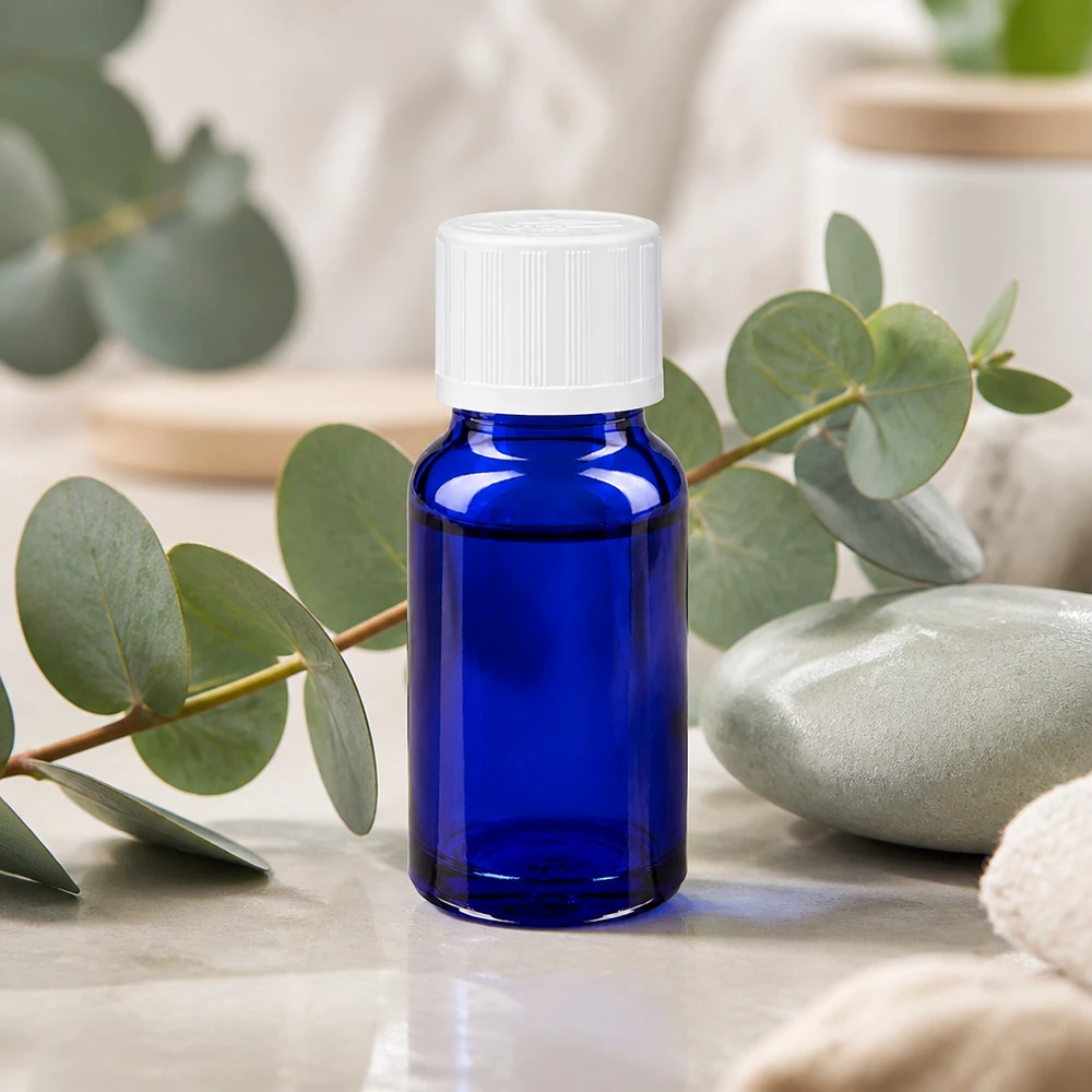 Botella de farmacia azul 10ml tapón cuentagotas blanco a prueba de niños estándar Frasco de farmacia azul cobalto de 10 ml con tapón blanco KiSi, sobre ramas de eucalipto sobre mármol