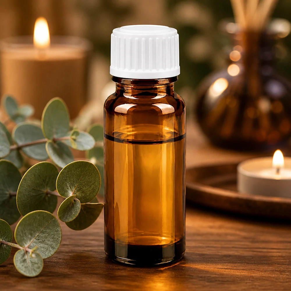 Frasco cuentagotas marrón de 10 ml con tapón de rosca blanco sobre una mesa de madera con eucalipto y velas