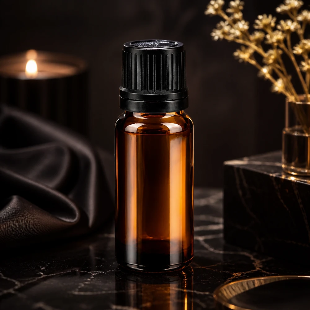Botella de farmacia marrón 10ml tapón cuentagotas anillo vertedor 1mm tapón inviolable negro Superficie de mármol oscuro con un frasco cuentagotas de 10 ml de color ámbar, fabricado en vidrio de farmacia, y tapón OV negro