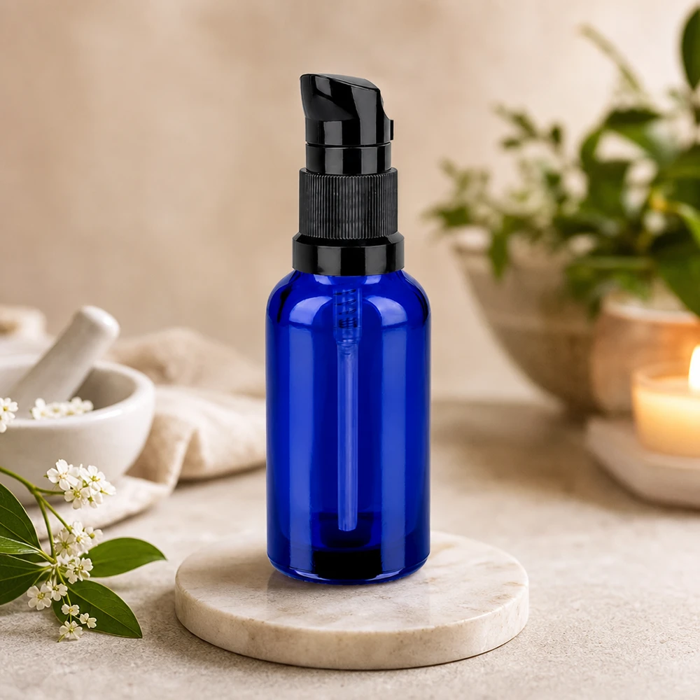 Frasco bomba 30ml negro tapón estándar BlueLine UT18/30 Frasco con bomba de 30 ml en azul cobalto con dosificador ergonómico para una fácil aplicación