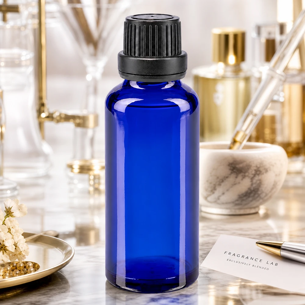 Frasco de farmacia de 30 ml de cristal azul con tapón de rosca a prueba de niños, en un entorno de laboratorio de perfumería