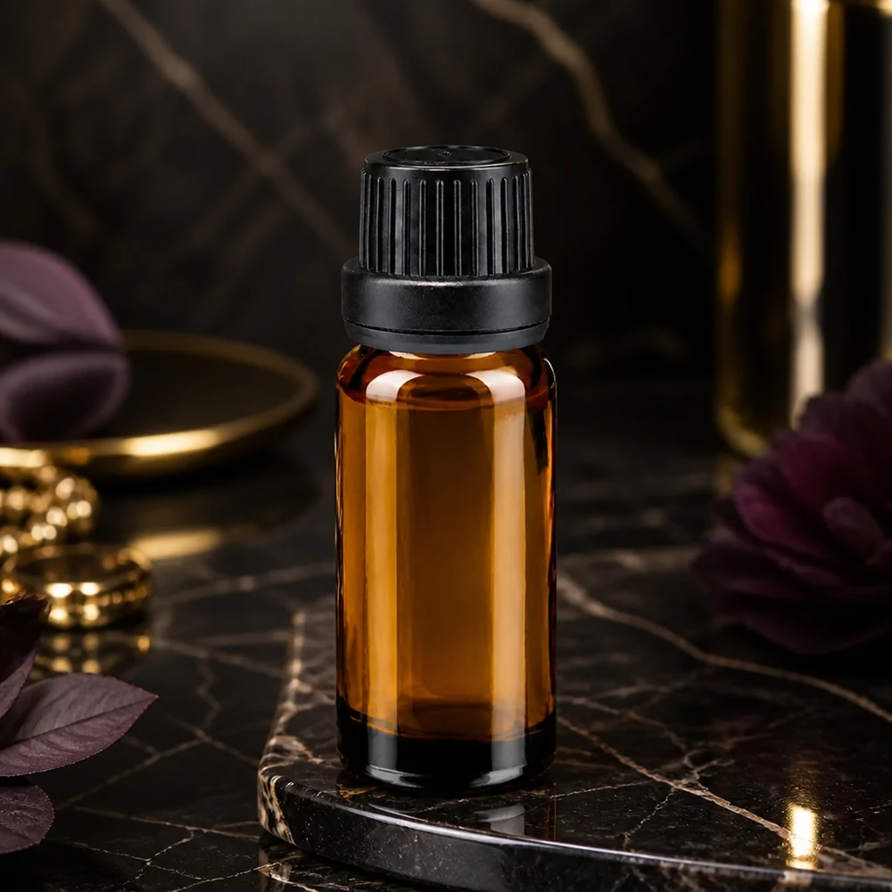Frasco de cristal marrón de 10 ml con tapón de seguridad para niños negro sobre fondo de mármol negro