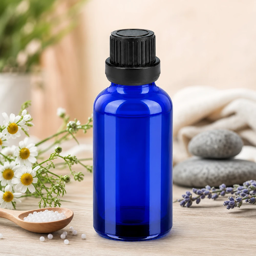 Frasco de vidrio compacto de 30 ml en azul brillante con tapón cuentagotas de precisión para la dosificación