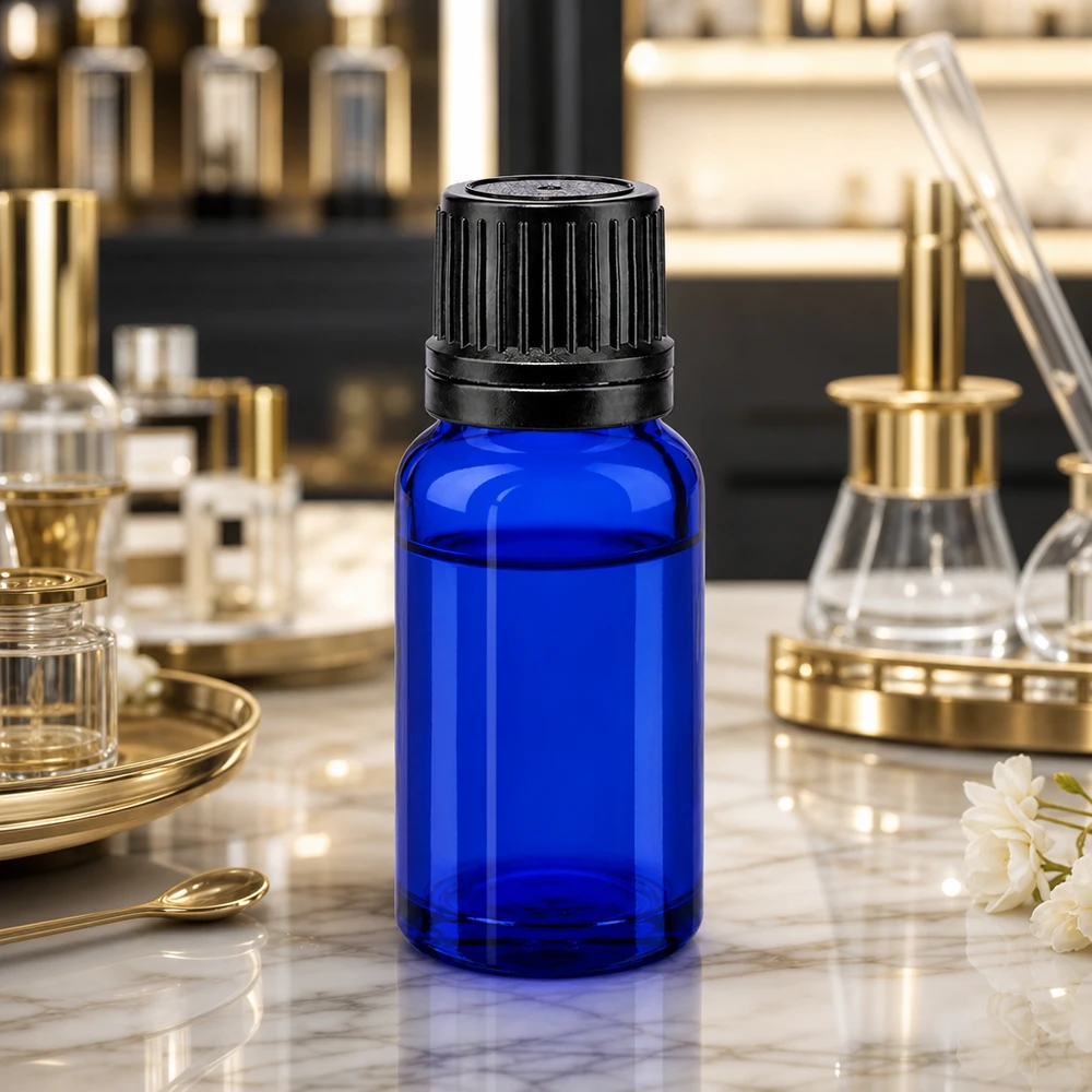 Frasco de farmacia azul de 10 ml con tapón negro sobre fondo de mármol, entre utensilios de laboratorio dorados
