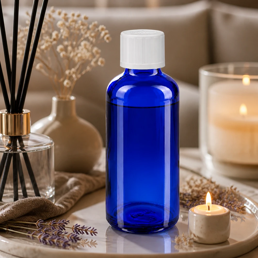 Frasco cuentagotas de 50 ml de cristal de farmacia azul cobalto con tapón blanco a prueba de niños, en un ambiente de bienestar