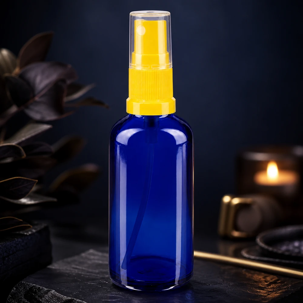 Botella de farmacia azul 50ml pulverizador superior amarillo Frasco de cristal azul de 50 ml para spray de farmacia con pulverizador amarillo sobre fondo oscuro