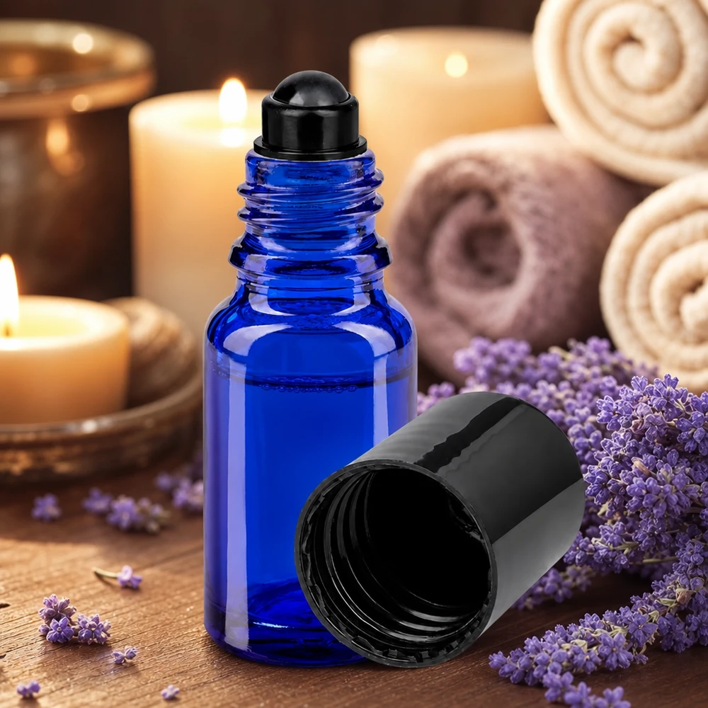 Frasco roll-on ApoGlas azul de 10 ml con lavanda y velas en un ambiente relajante de spa