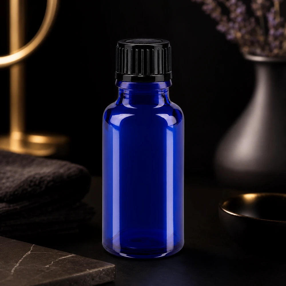 Frasco de farmacia azul oscuro de 20 ml con tapón de rosca estriado sobre un elegante fondo negro