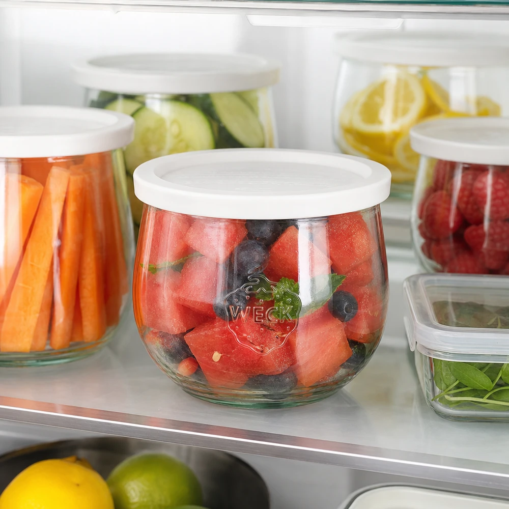 Tarro tulipán WECK de 580 ml RR100 en la nevera con macedonia de sandía y bayas como solución para preparar comidas frescas