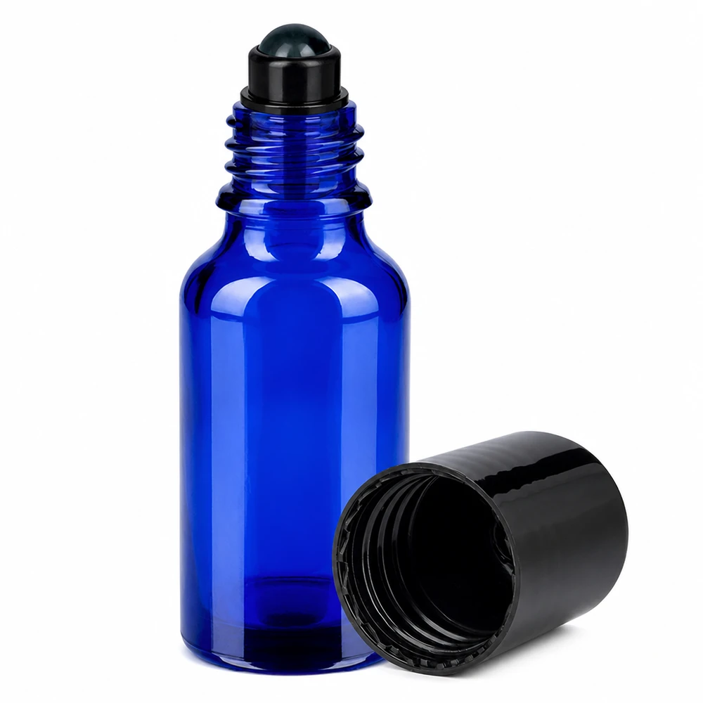 Frasco de vidrio roll-on de 20 ml en azul con tapón esférico negro para una aplicación precisa