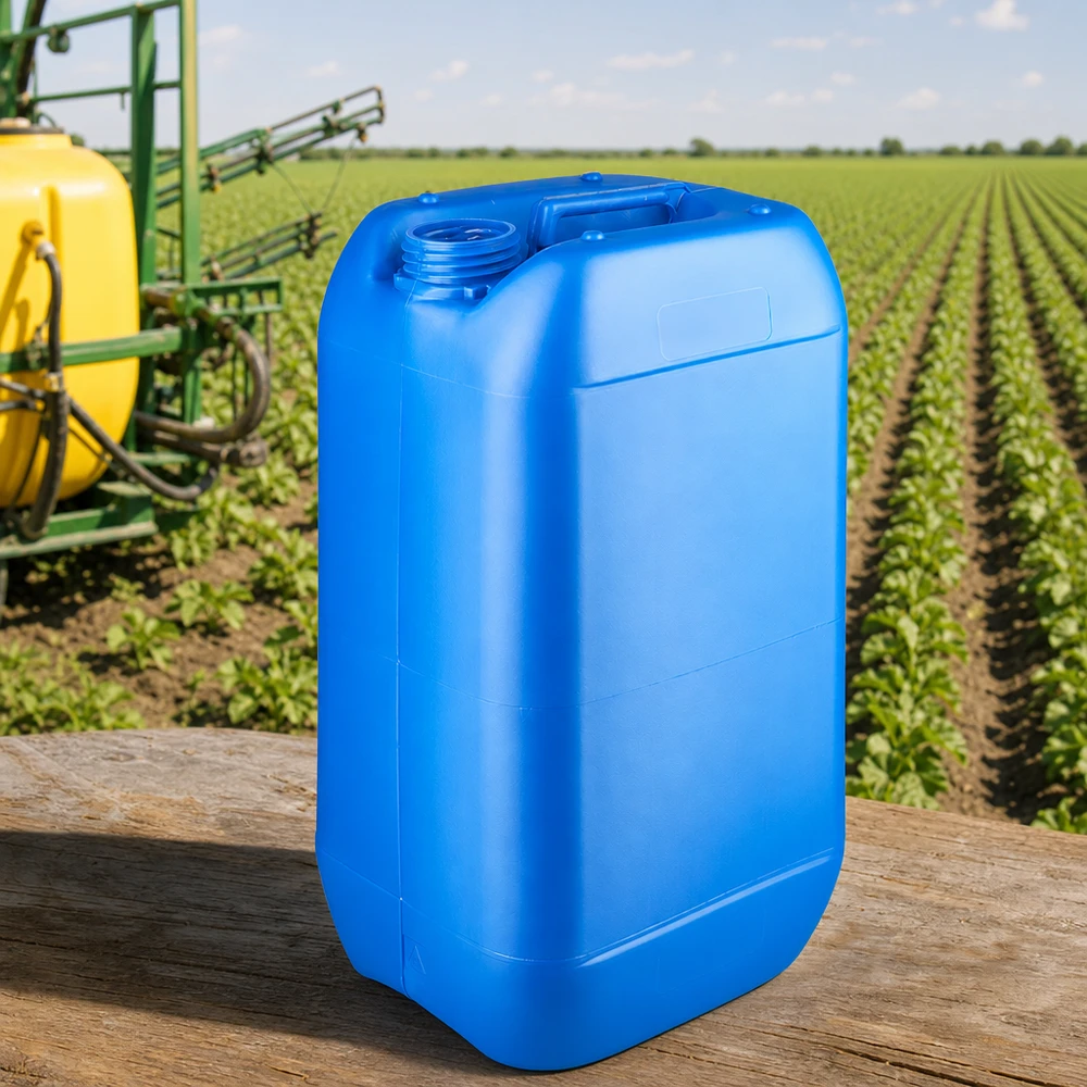 Bidón azul de 15 litros sin tapón, situado frente a un campo agrícola con un pulverizador agrícola
