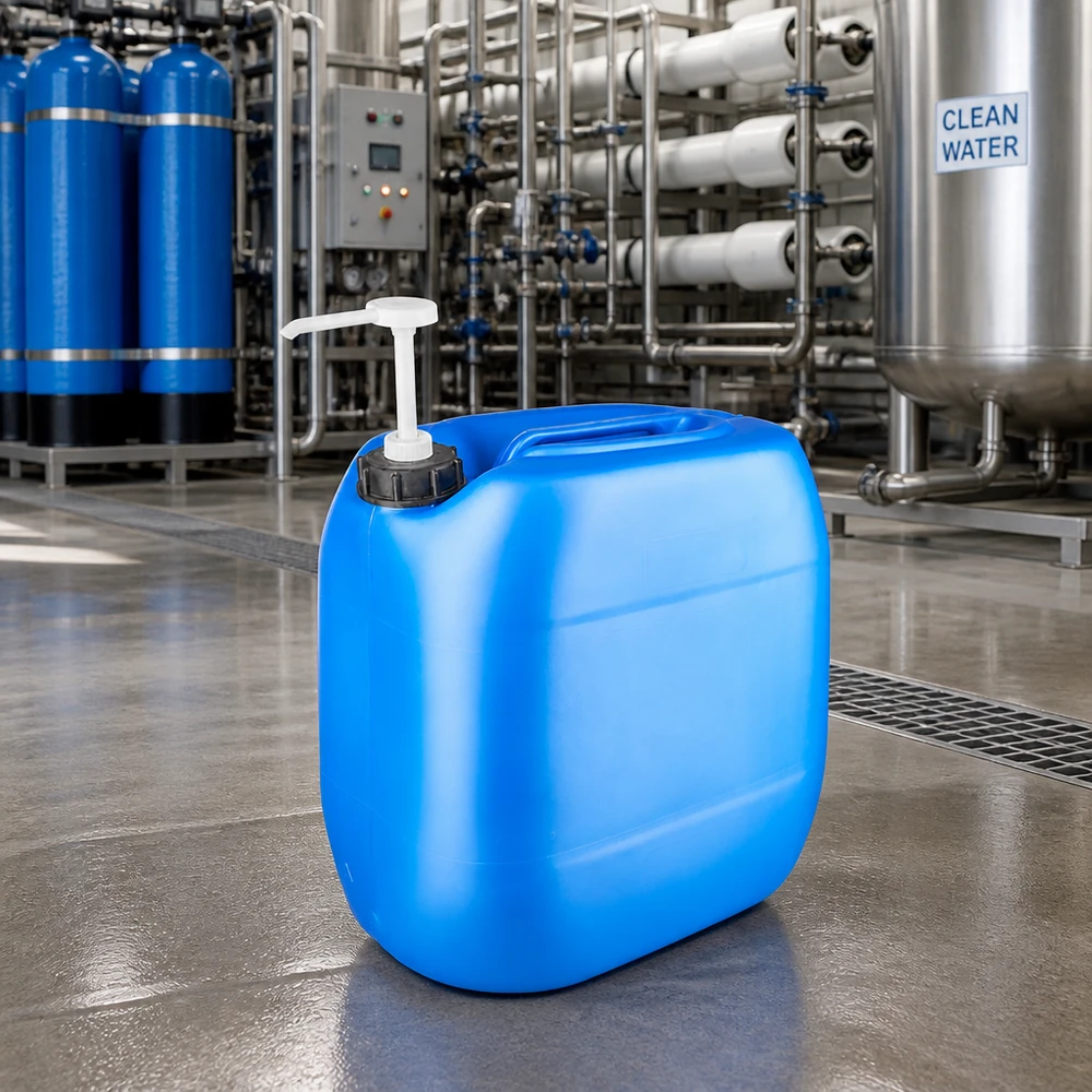 Bidón de plástico azul de 30 litros con bomba dosificadora en una planta de tratamiento de agua con un letrero que dice «Clean Water»