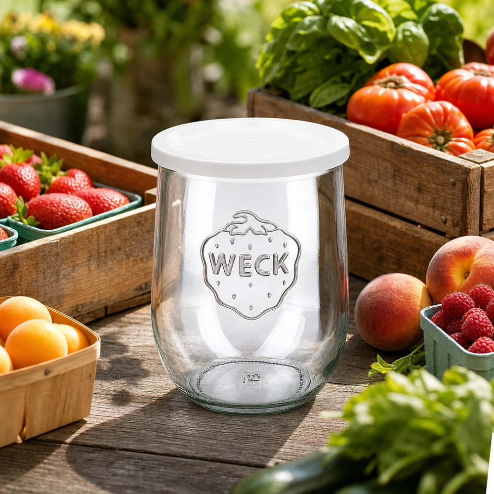 Tarro tulipán WECK 1062ml con tapa frescura decorado entre frutas y verduras frescas sobre mesa de madera al aire libre