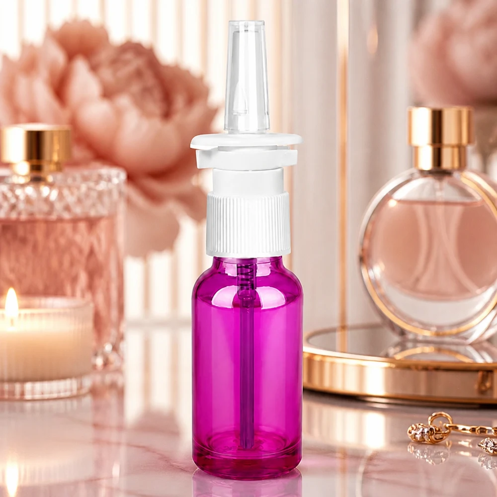 Frasco pulverizador nasal de 20 ml con cabezal pulverizador de bomba blanca en color morado para un cuidado nasal higiénico