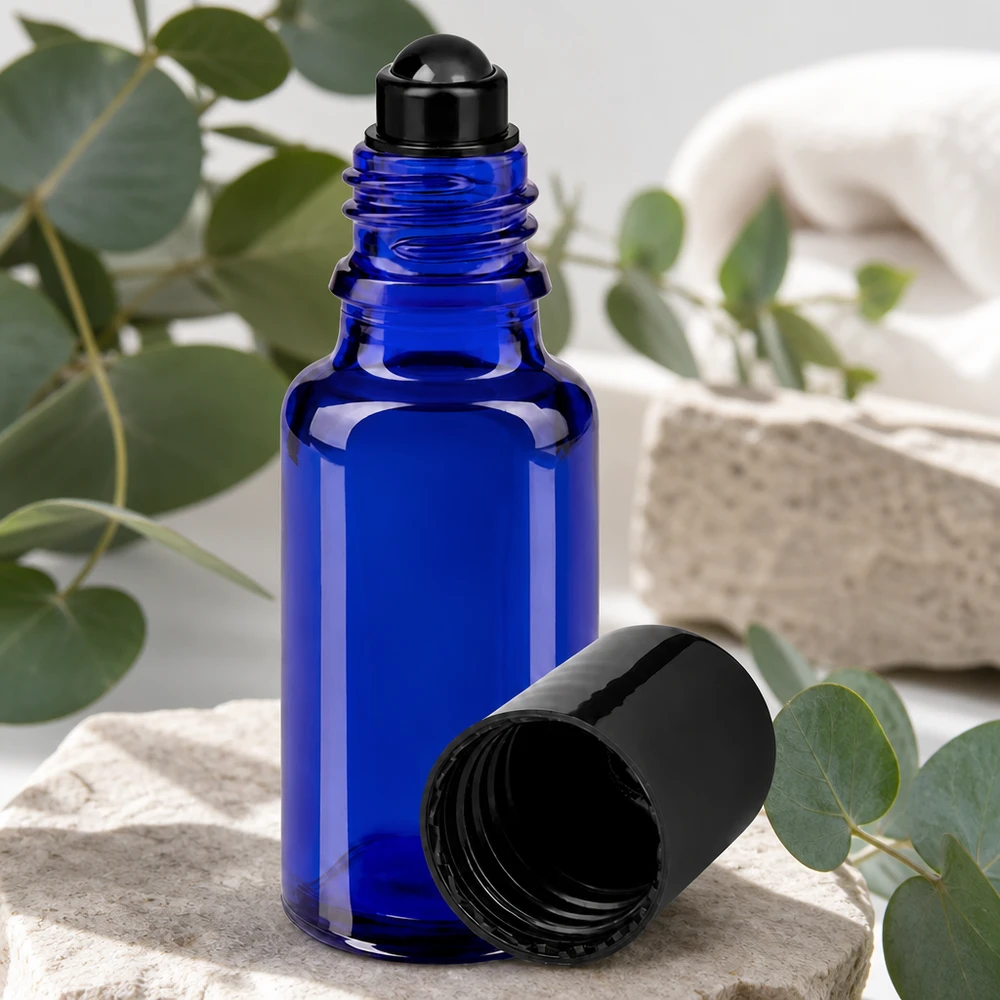 Frasco de farmacia azul de 20 ml con aplicador de bola, tapa negra y tapa abierta