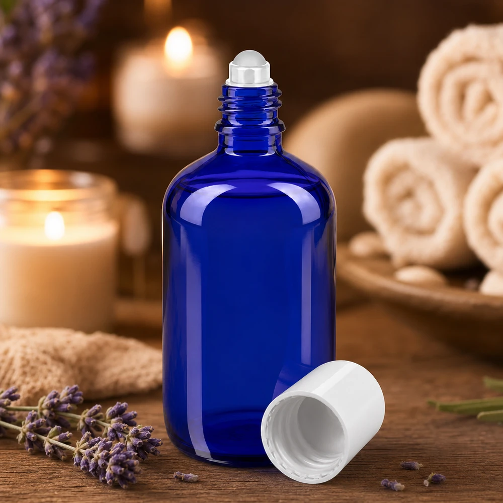 Frasco de farmacia azul de 100 ml con aplicador de bola y tapón blanco, sobre un fondo relajante de spa