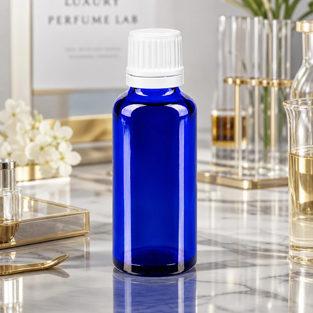 Frasco de farmacia azul cobalto de 30 ml con tapón original blanco, en el entorno de Luxury Perfume Lab