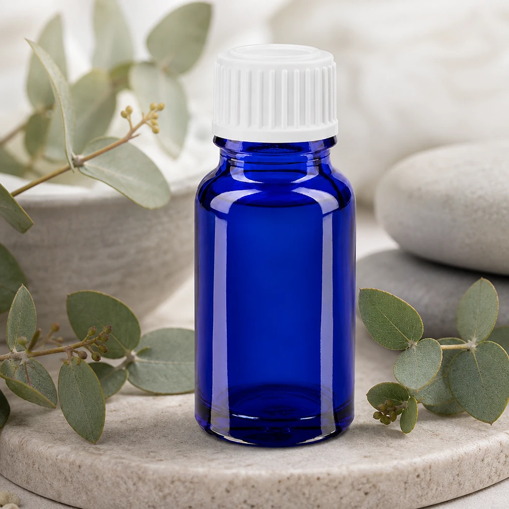 Botella de farmacia azul 10ml tapón de rosca blanco glóbulos estándar Frasco de cristal azul cobalto de 10 ml con tapón blanco estándar entre ramas de eucalipto