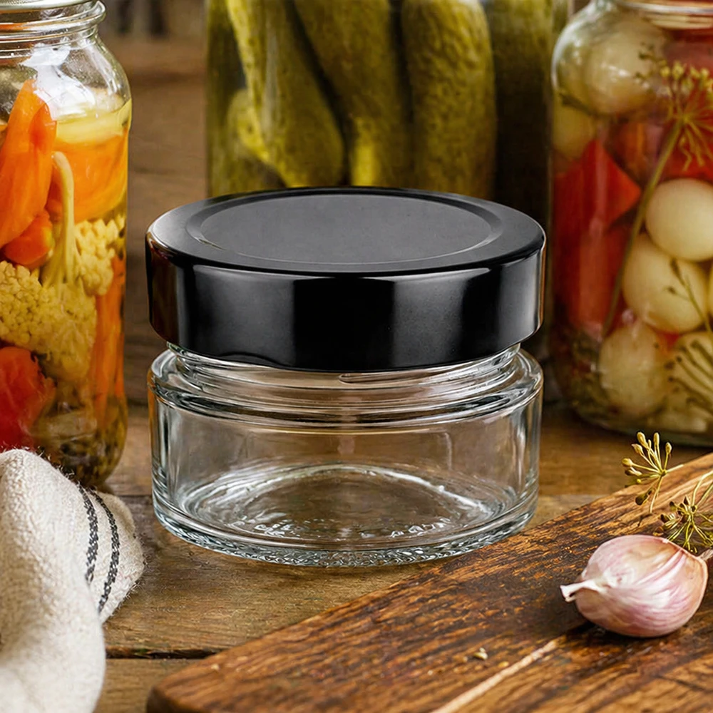Tarro redondo de 80 ml BasicSeal negro UNiTWIST escena de cocina tarros de conserva tabla de madera ajo eneldo conservación