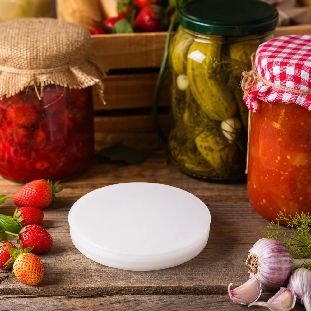 Tapa de silicona blanca UNiTWIST RR80 entre pepinillos en conserva e ingredientes frescos cocina rústica