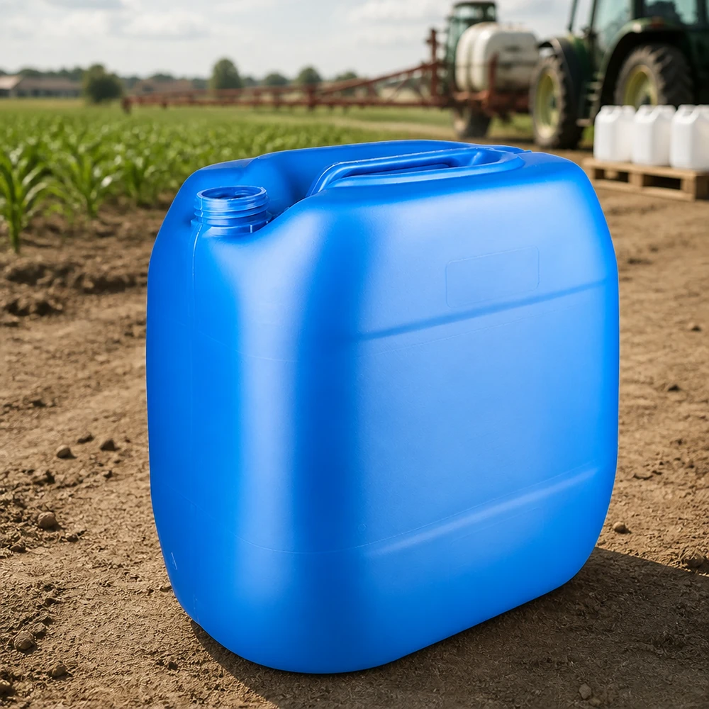 Bidón azul de 30 litros sin tapón, en un campo junto a un tractor agrícola