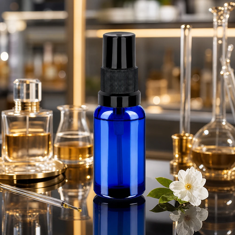 Frasco pulverizador BlueLine de 20 ml de alta calidad fabricado en resistente vidrio azul con atomizador negro para uso en laboratorio