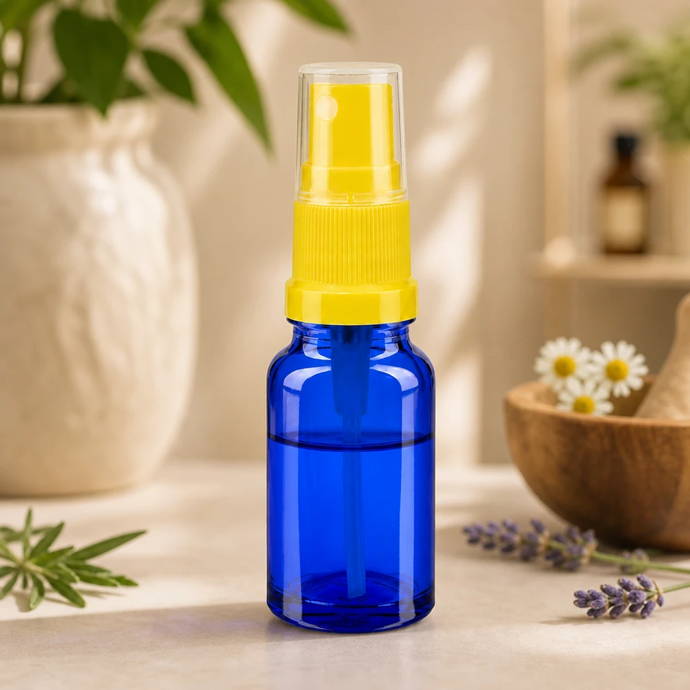 Frasco pulverizador compacto de cristal de 10 ml en azul con bomba pulverizadora amarilla para productos de cuidado natural BlueLine