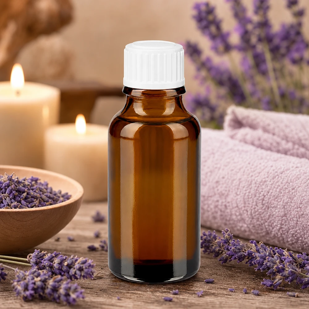 Frasco cuentagotas marrón de 20 ml, de cristal de farmacia, con tapón blanco, rodeado de flores de lavanda y velas