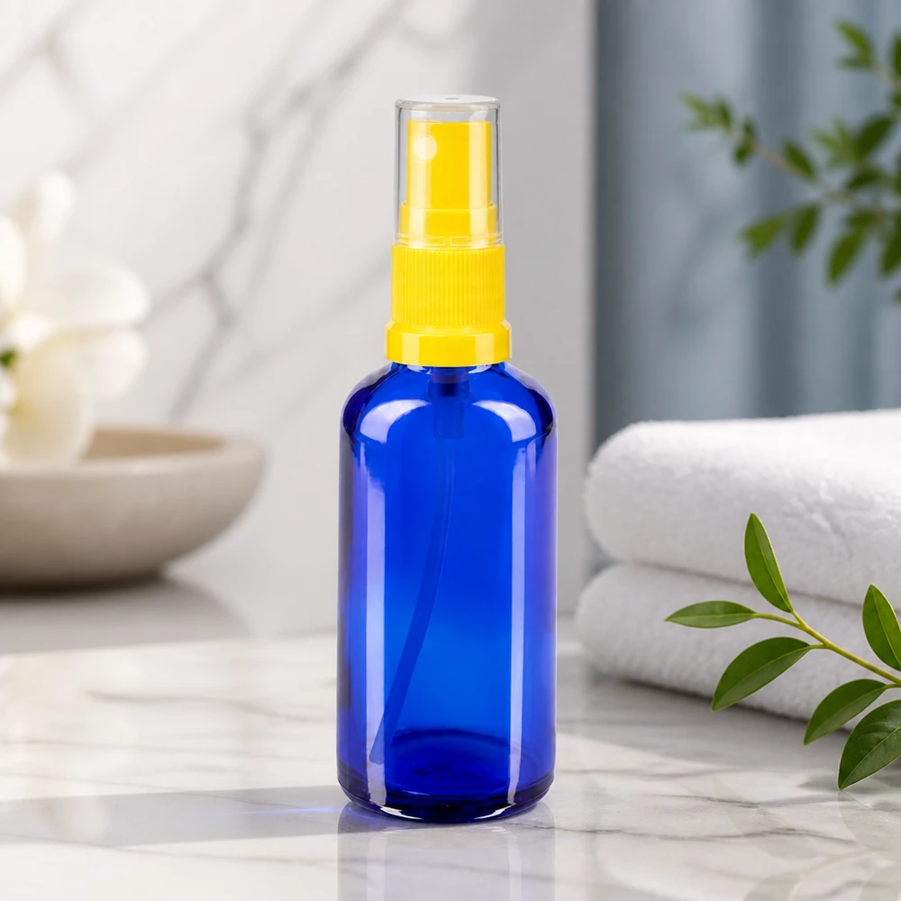 Botella de farmacia azul 50ml pulverizador superior amarillo Frasco de farmacia azul de cristal de 50 ml con pulverizador amarillo sobre fondo de mármol