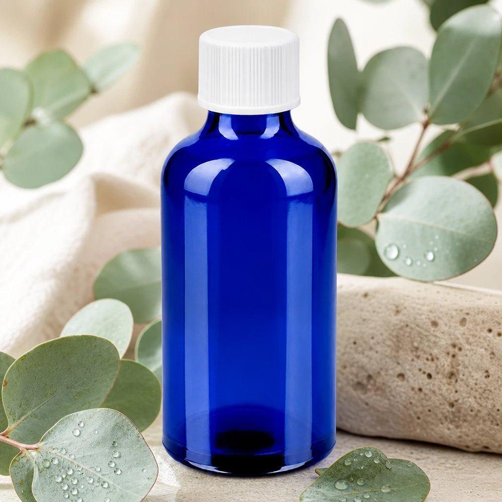 Botella de cristal BlueLine de 50 ml en azul cobalto con tapón de rosca blanco estriado para un almacenamiento seguro