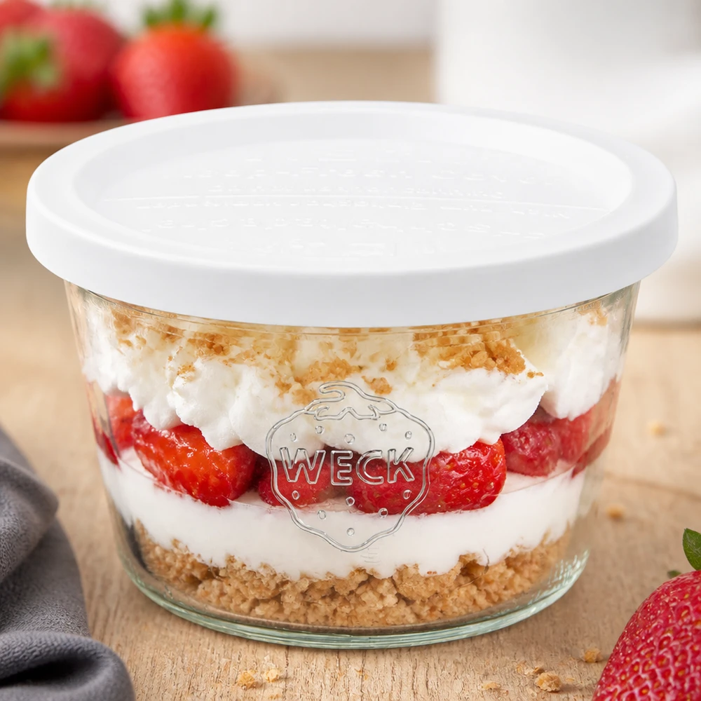 WECK 370ml RR100 mason jar con postre de fresa y nata y base de galleta graham como postre en capas con tapa blanca