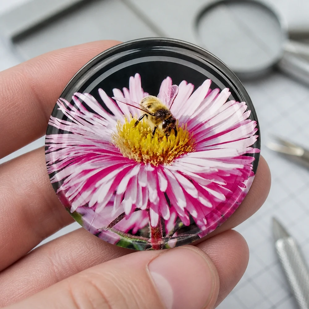 Tapa redonda para conservas de 82 mm TO82 con una abeja sobre un áster rosa, fabricada en hojalata de alta calidad UNiTWIST
