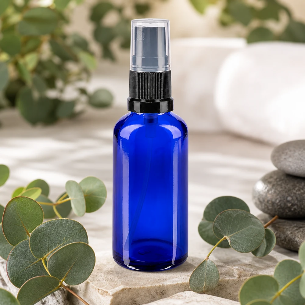 Botella de farmacia azul 50ml atomizador negro Frasco pulverizador de farmacia azul cobalto de 50 ml con pulverizador negro sobre piedra natural