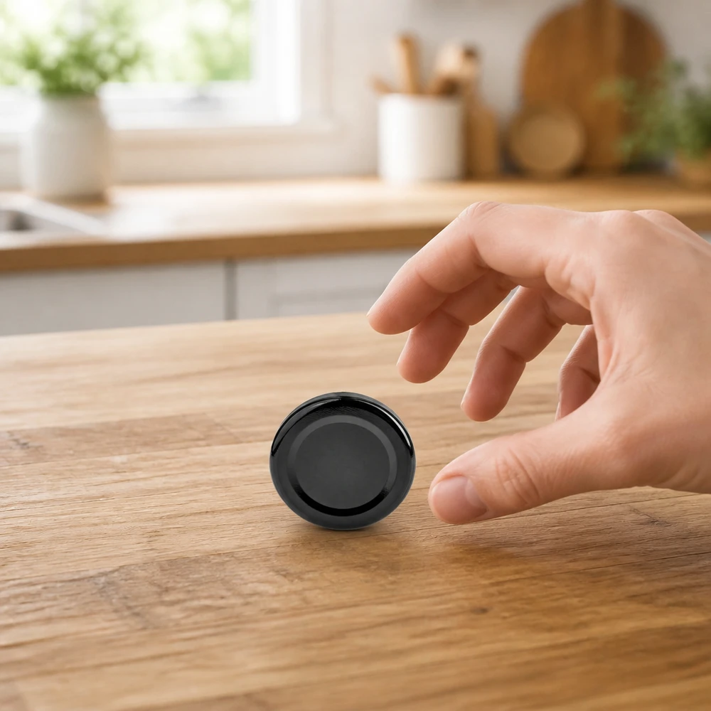 Tapa BasicSeal negra de 48 mm (TO48) sobre una mesa de madera en una cocina moderna