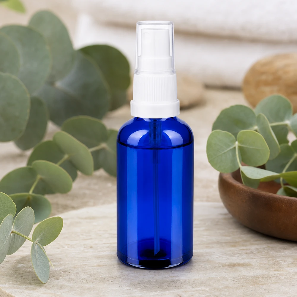 Frasco pulverizador 50ml blanco/transparente tapón estándar BlueLine UT18/50 Frasco pulverizador compacto de 50 ml en elegante azul cobalto para la aplicación móvil de productos de cuidado de la piel