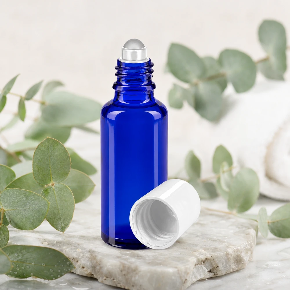 Botella de farmacia azul 30ml tapón roll-on blanco Frasco roll-on de 30 ml de cristal de farmacia azul cobalto con tapón blanco y ramitas de eucalipto