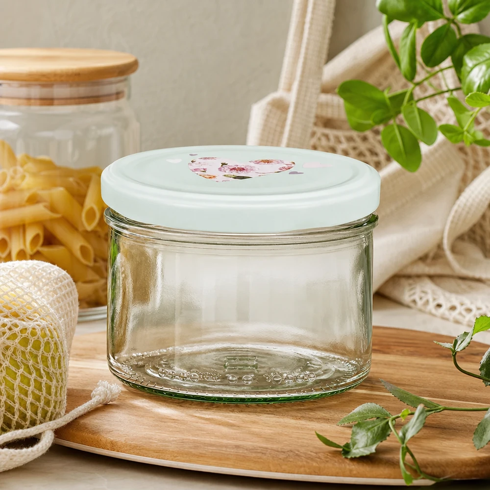 tarro cilíndrico de 230ml tapa BasicSeal corazón menta vacío sobre bandeja de madera con bolsa de yute pasta y plantas verdes