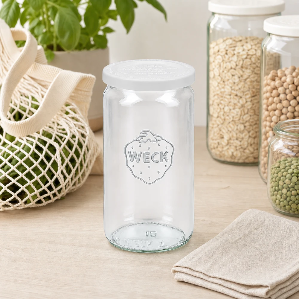 WECK tarro cilíndrico 340ml vacío con tapa RR60 frescura en la cocina escandinava entre tarros de almacenamiento y bolsa de malla
