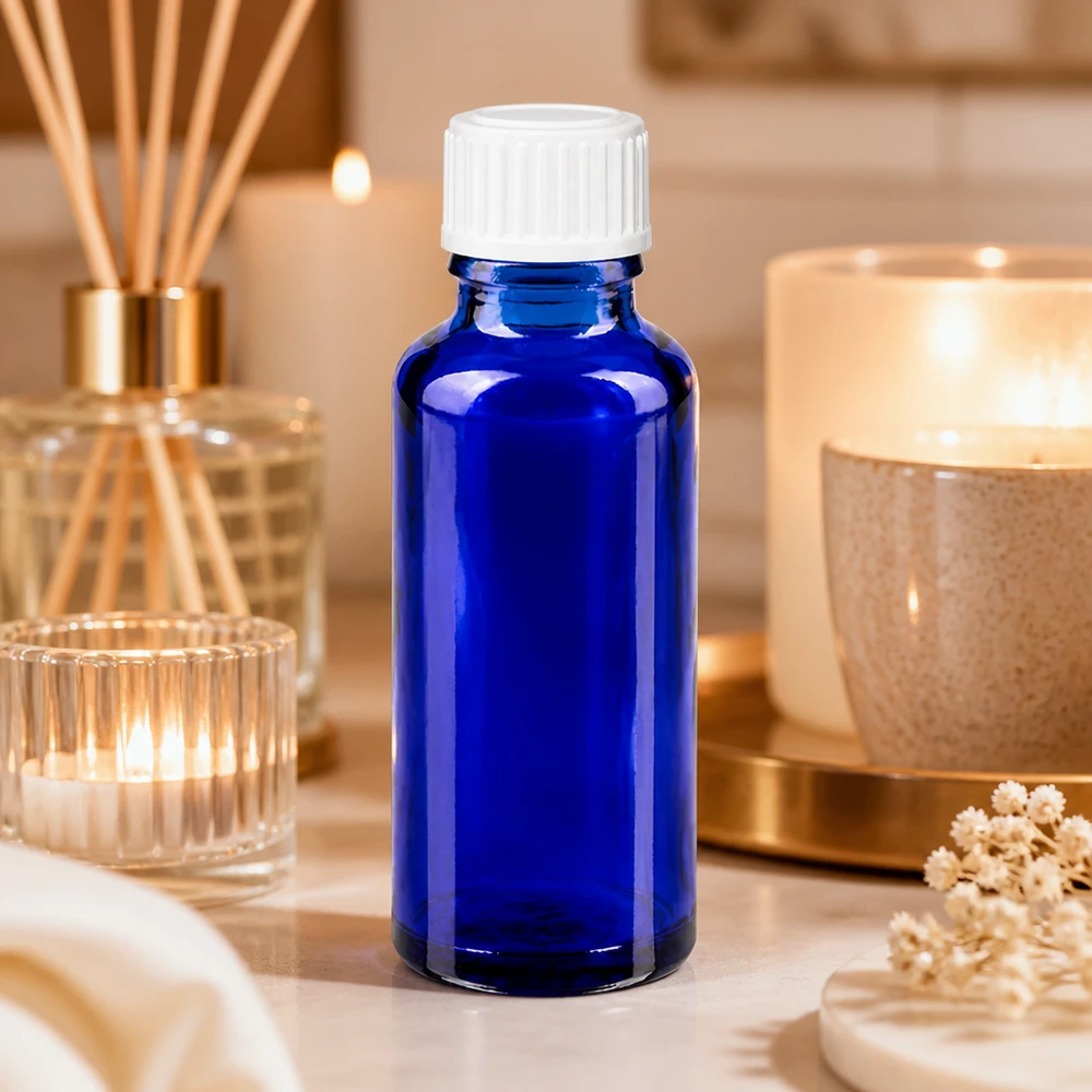 Botella de farmacia azul 30ml tapón rosca blanco estándar Frasco de cristal azul de 30 ml con tapón blanco, rodeado de velas y varillas aromáticas para el hogar