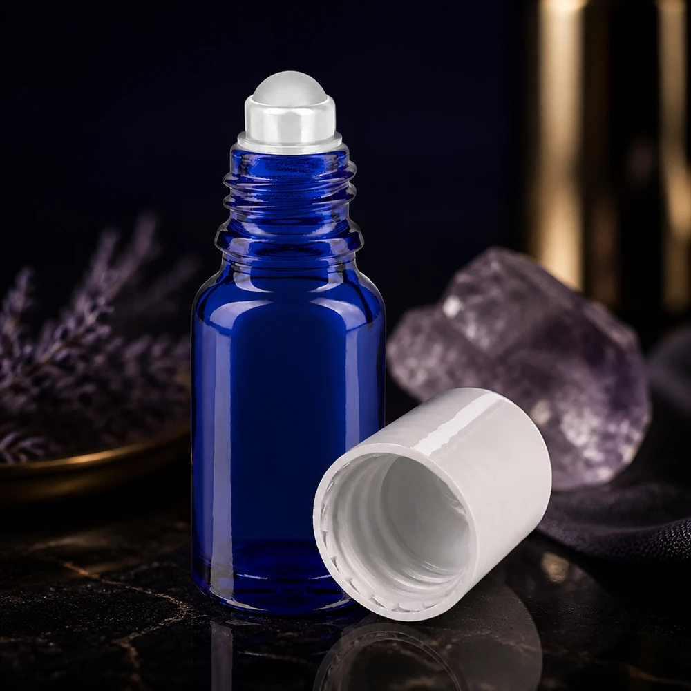 Botella de farmacia azul 10ml tapón roll-on blanco Frasco de cristal azul cobalto de 10 ml con tapón de rosca blanco y bola rodante transparente sobre fondo negro