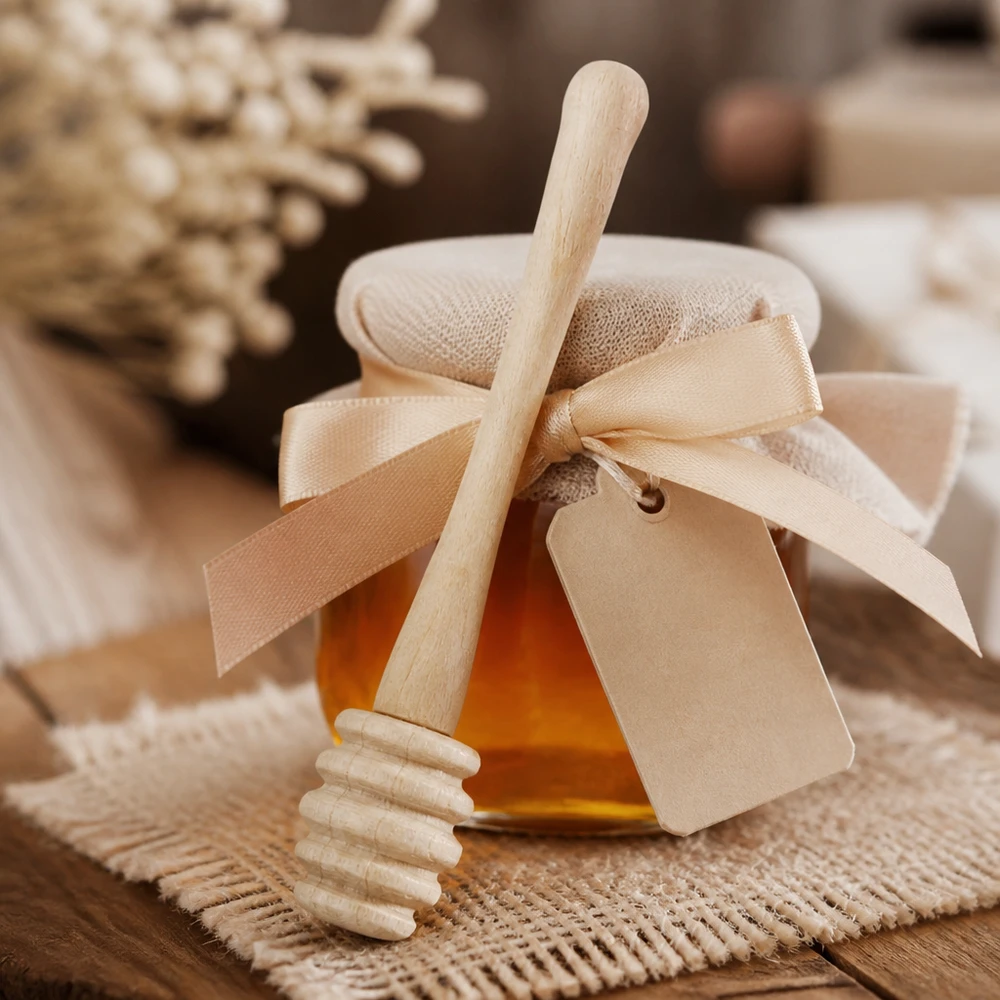 Cuchara para miel de robusta madera de arce / 10,5 cm de largo Cuchara de miel de madera de arce con embalaje de regalo y cinta de regalo junto a panales sobre fondo de yute